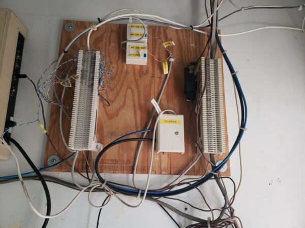 Wheelock Audiolink AA-10 Paging Amplifier 10 Watts RMS +  Inter-Tel GLX 612.1000 3 Line by 8 Station KSU - Image 7