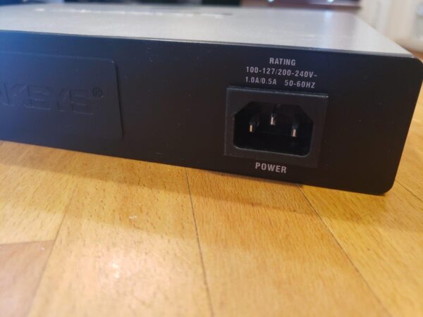 Linksys Cisco SR2016 16-port 10/100/1000 Gigabit Switch - Image 6